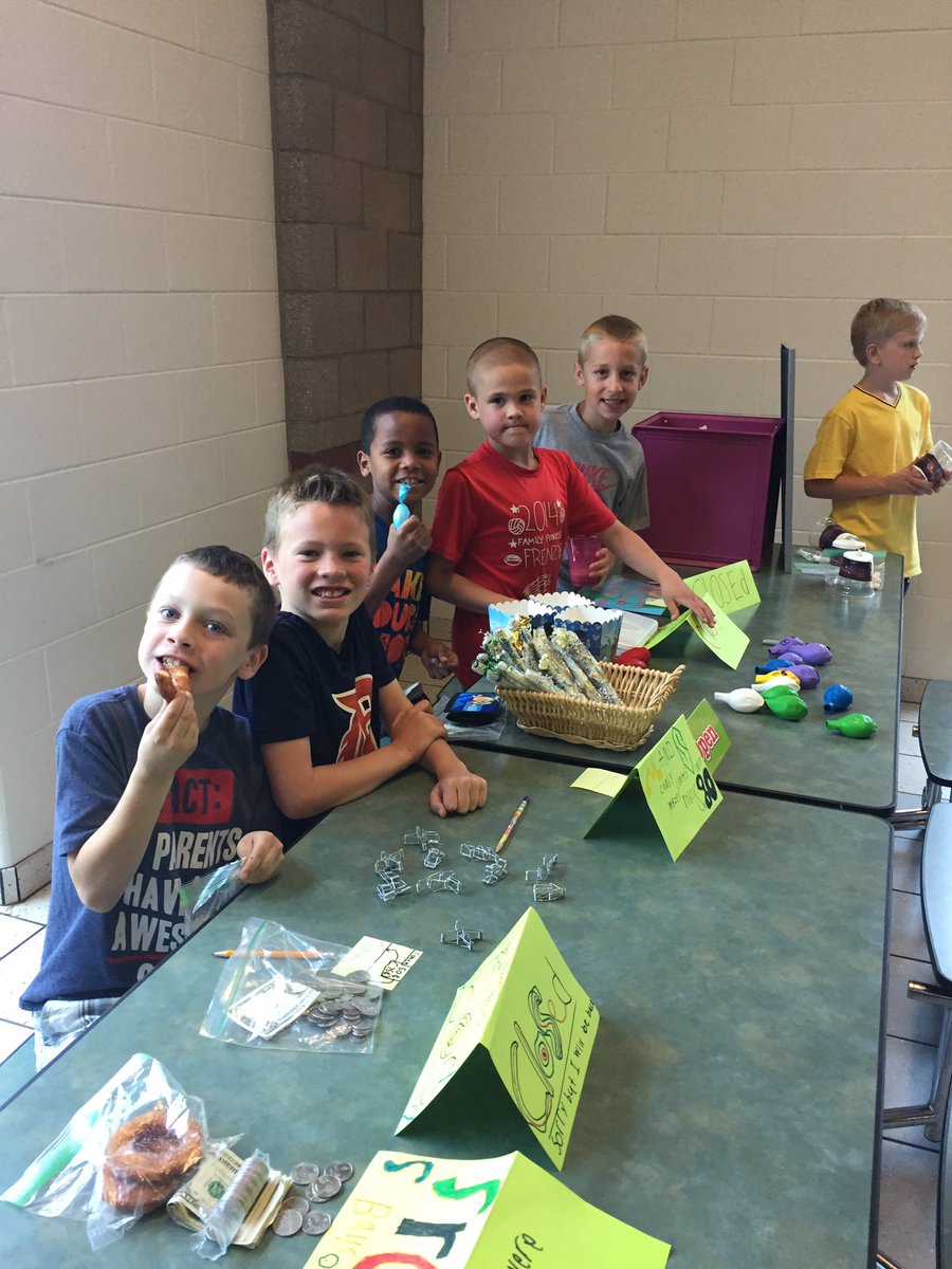 alyssadean53's tweet photo. How do you not buy handmade marketplace items from such sweet faces?😊 #economics #APSPride https://t.co/LCpE8Nuvln