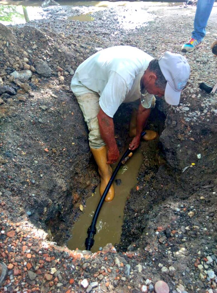 nubiaccandanga's tweet photo. #DDUR realizó reparación de tubería 1", #BaraureII sector 4 fte a la U.E. Yolanda de Pieruzzini #AraureBicentenaria https://t.co/H17MR7GM2R