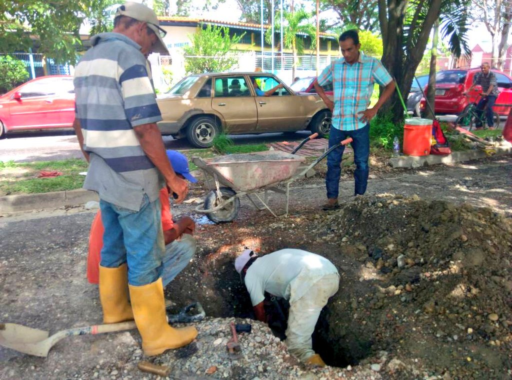 nubiaccandanga's tweet photo. #DDUR realizó reparación de tubería 1", #BaraureII sector 4 fte a la U.E. Yolanda de Pieruzzini #AraureBicentenaria https://t.co/H17MR7GM2R