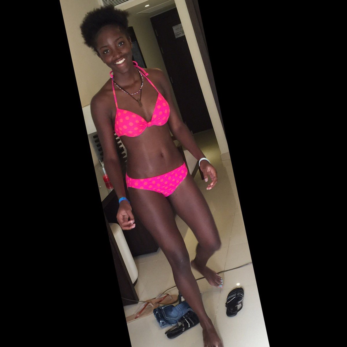 in_dtrvp's tweet photo. I just love the way my chocolate skin glow 😻 #throwbacktolastsummer https://t.co/t1KuTbtgJu
