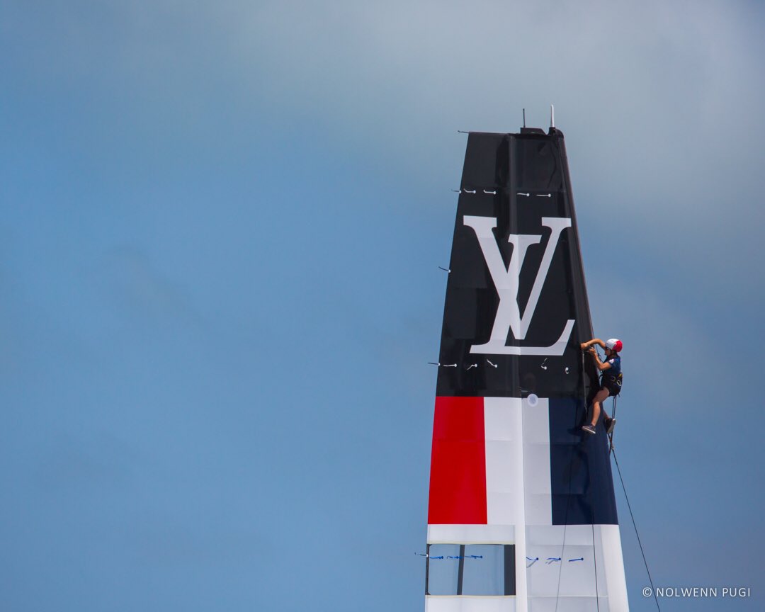 NolPugi's tweet photo. Hard work and skills! That's how you get the Auld Mug! @americascup @GroupamaTeamFr #touspourlacoupe #AmericasCup #bermuda https://t.co/8sidAjCewj
