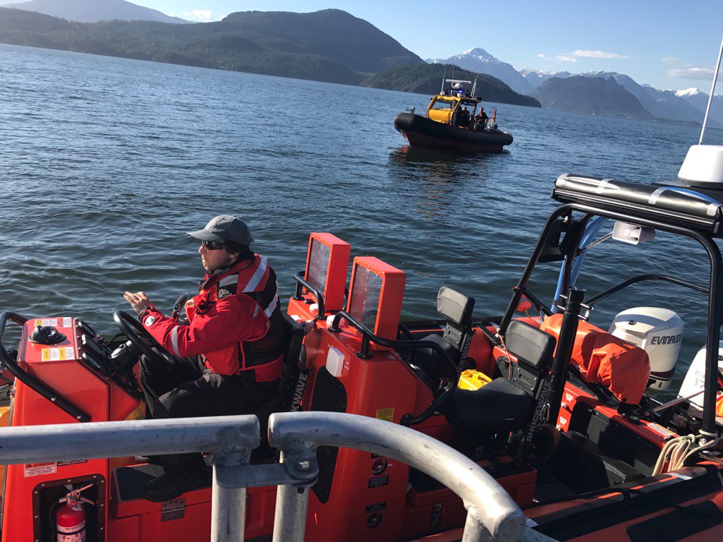 JaneSeyd's tweet photo. Impressive response from RCMSAR today after commuter boat crashes into rocks off #Bowen #westvan. https://t.co/fRdjmYxP9I