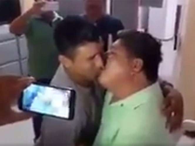 MexicanaNews's tweet photo. Líder transportista cambia besos por concesiones en Oaxaca https://t.co/jgu3ofFOIV #LarsaNoticias https://t.co/OL2iBPmMMO