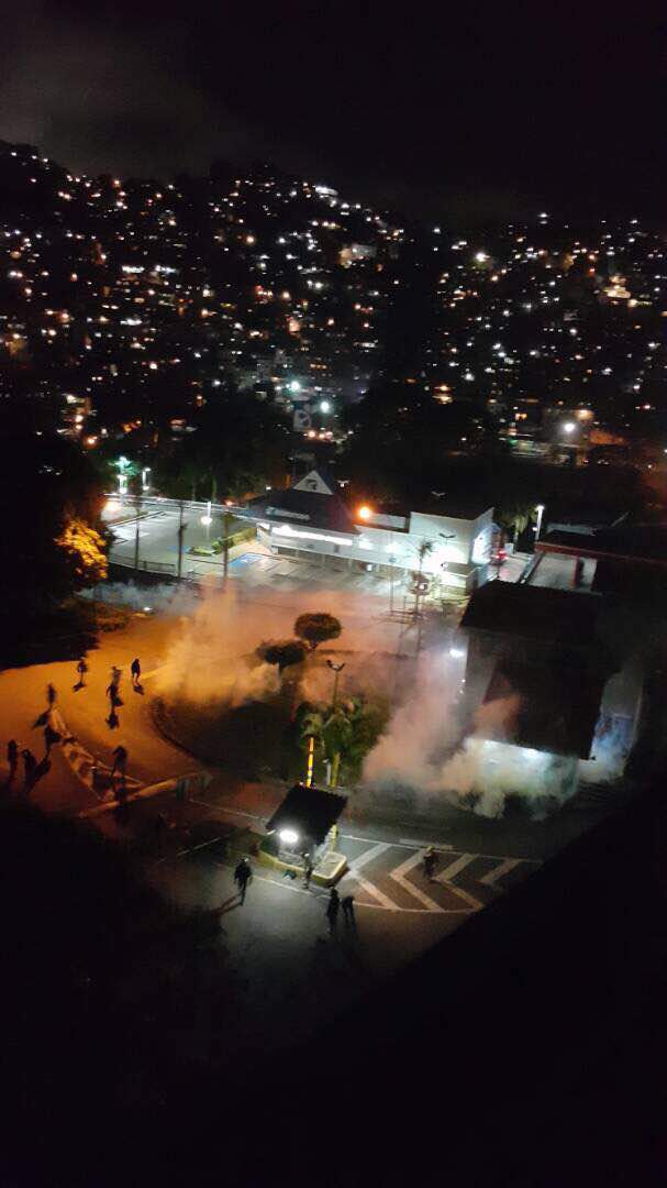 EnmanuelTineoM's tweet photo. ATENCIÓN CARACAS PETARE ESTA EN LA CALLE 09pm Hoy No duerme como un bebé El DICTADOR #25Mayo #MiVozPorLaLibertad https://t.co/av0RQG3SkL
