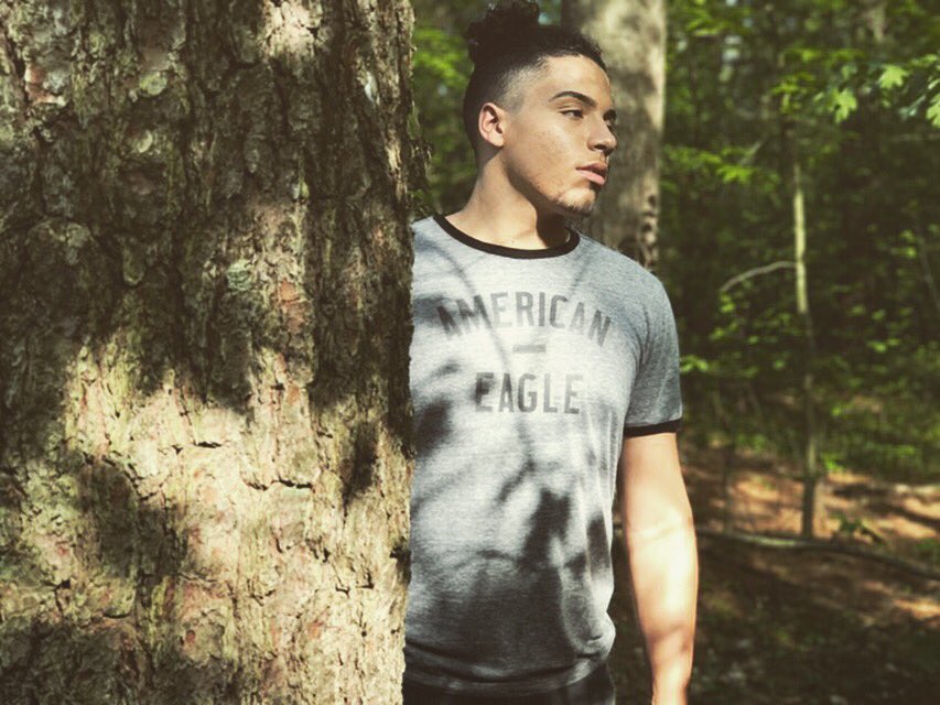 john_bodz's tweet photo. Must have been be a 90 degrees that day, cause I was looking right 👀 https://t.co/vTjUXhWeQz