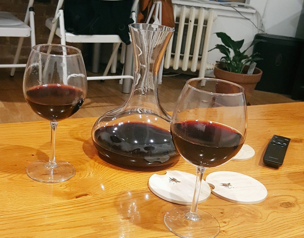 JasonTennenbaum's tweet photo. The real way to start off the #MemorialDayWeekend is with friends and wine @gretchensmith #mvsmemorialday2017 #relaxing https://t.co/LZ1f9s68X2