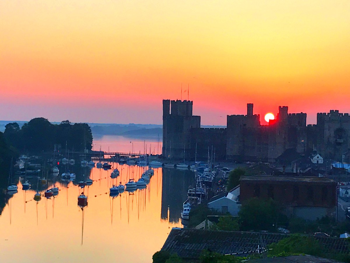 Adam with this stunning sunset over Caernarfon Castle - wonderful! Courtesy <a href="/AdamDay_Phoenix/">Adam Day</a>