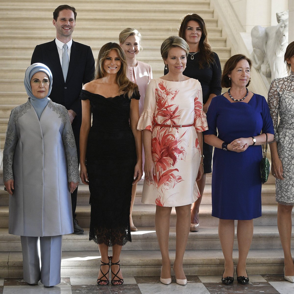 SZ's tweet photo. Gruppenfoto! Zwischen Frau Erdoğan u. Frau Trump im Bild: Gauthier Destenay, Ehemann des luxemburgischen Premiers (Foto: Yorick Jansens/dpa) https://t.co/aGt3e3llBY
