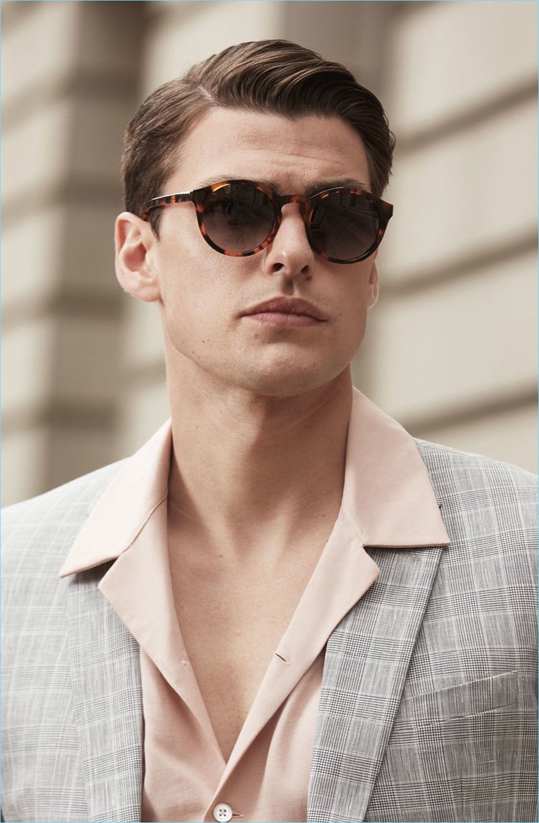 thefashionisto's tweet photo. Event Ready: #FilipWolfe Dons #Reiss' Dashing Summer Styles https://t.co/pETXvnM5PN #SS17 @REISS https://t.co/O38A2gZN2m