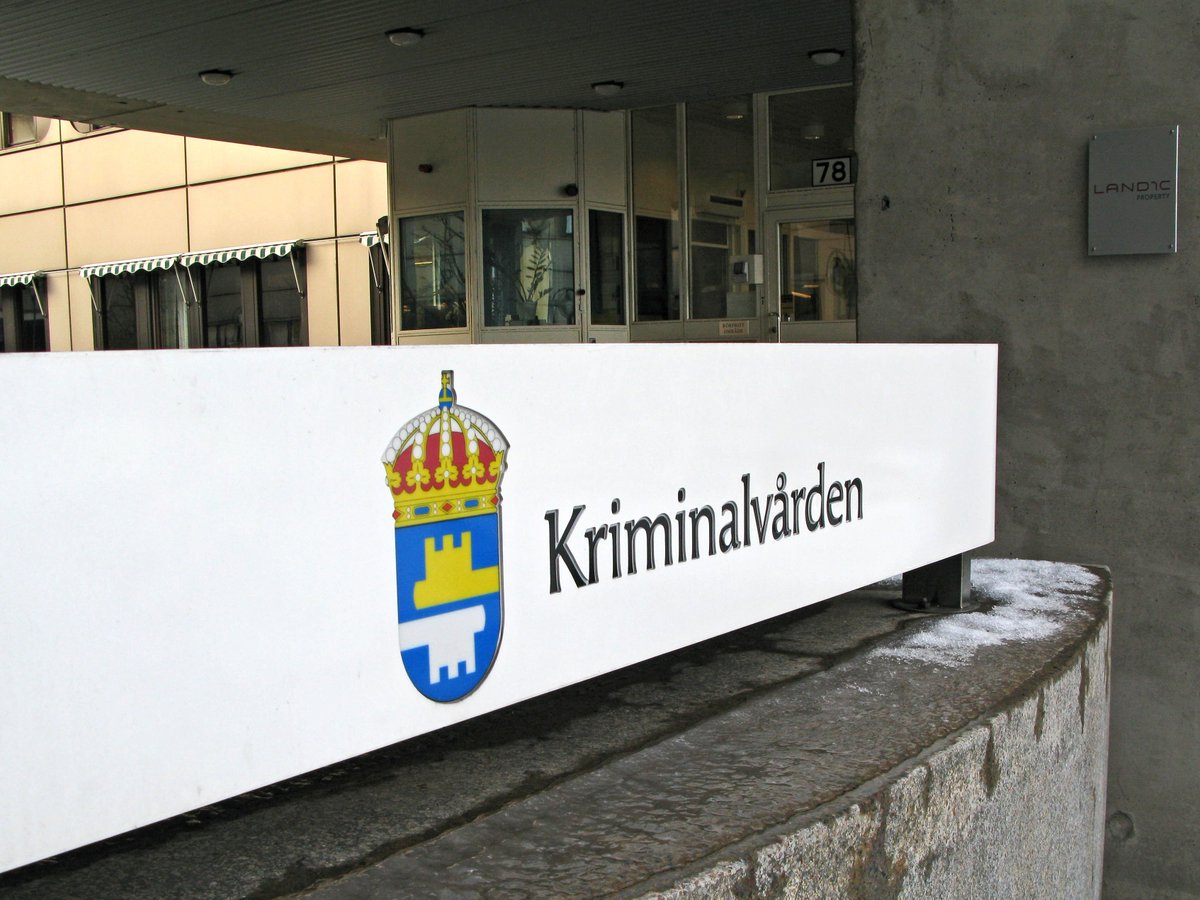 På måndag släpps Kriminalvårdens årliga statistikrapport, KOS. Där finns bl a färska siffror om klienter och återfall i brott. #krimvård