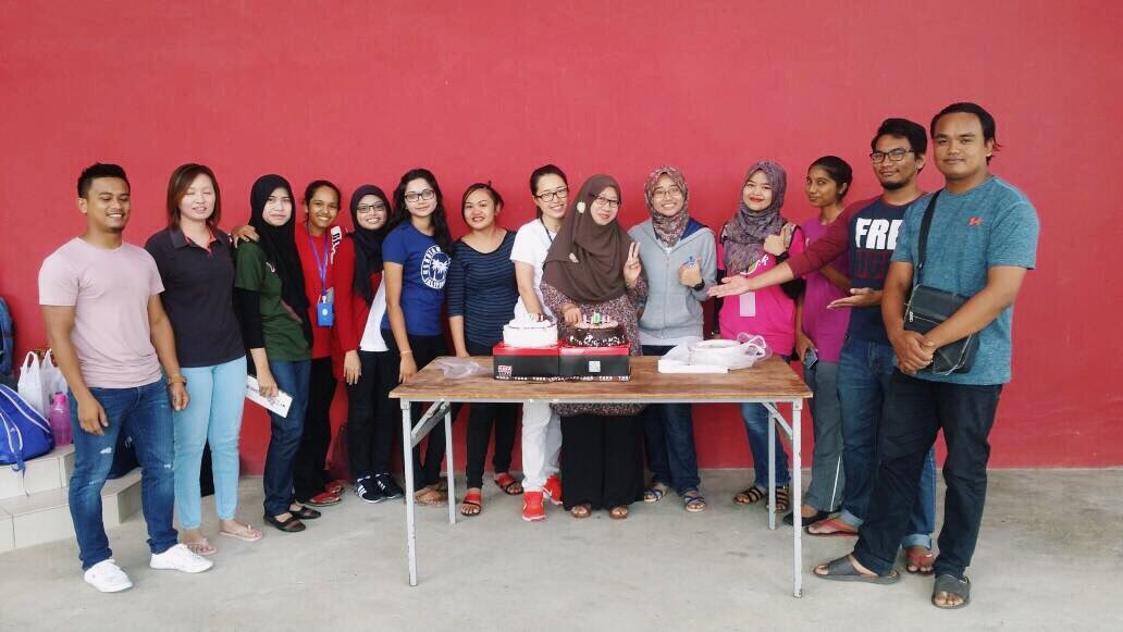 IRCommittee's tweet photo. she's like our mom for 3 years in unimas and happy birthday to Mdm Ain ❤️✨u r the coolest best lecturer ever and will always remember of u☹️ https://t.co/K618vYwGLT