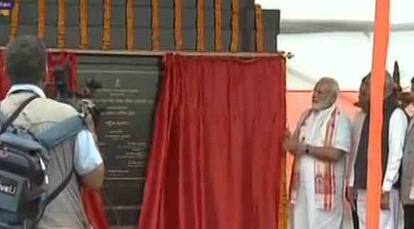 abpanandatv's tweet photo. #Assam #Modi #Inaugrates #LongestBridge #BrahamputraRiver অসমে দেশের দীর্ঘতম সেতুর উদ্বোধন করলেন প্রধানমন্ত্রী https://t.co/dzX8ZhGIkz https://t.co/FHT0K4Y2EJ