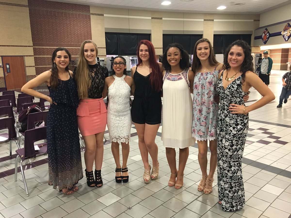 hannahjezi's tweet photo. these girls are about to get lost in nat z's neverland 😛💜 #14thLine https://t.co/VQy6koZCod