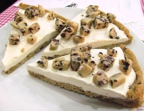 AntMahfucah's tweet photo. COOKIE DOUGH ICE CREAM PIZZA 😛😍 https://t.co/AmIMKSOgcm