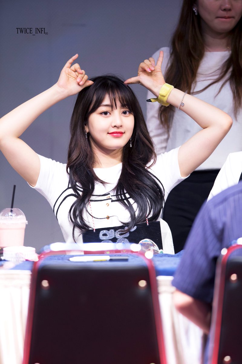 twice_infi's tweet photo. 170521 신촌팬싸인회 진짜 너무 이쁘다 엄예야 엄예!!!!
#TWICE #트와이스 #JIHYO #지효 https://t.co/MicTxCF3Wm