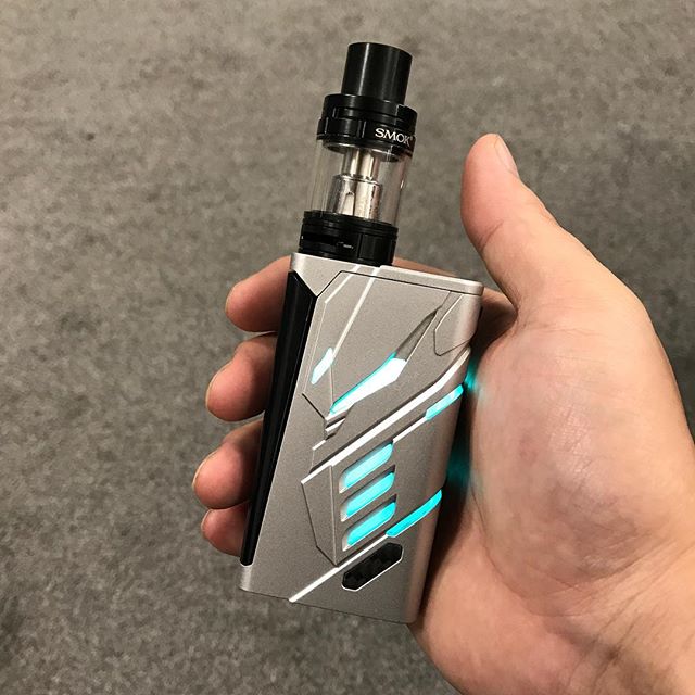 SMOKTECHLOGY's tweet photo. Would you like a black tank or stainless steel color tank to come with the wonderful T PRIV silver color mod ? https://t.co/2gY1PwB5lJ
