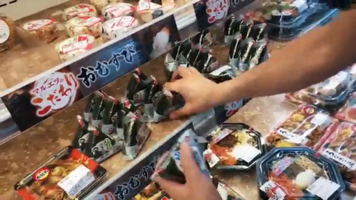 inoume's tweet photo. ライフコーチ、おにぎりの具を選ぶ時も長考すると思ったら手当たり次第カゴにぶち込んでて笑った。 https://t.co/WeJGaRef3k