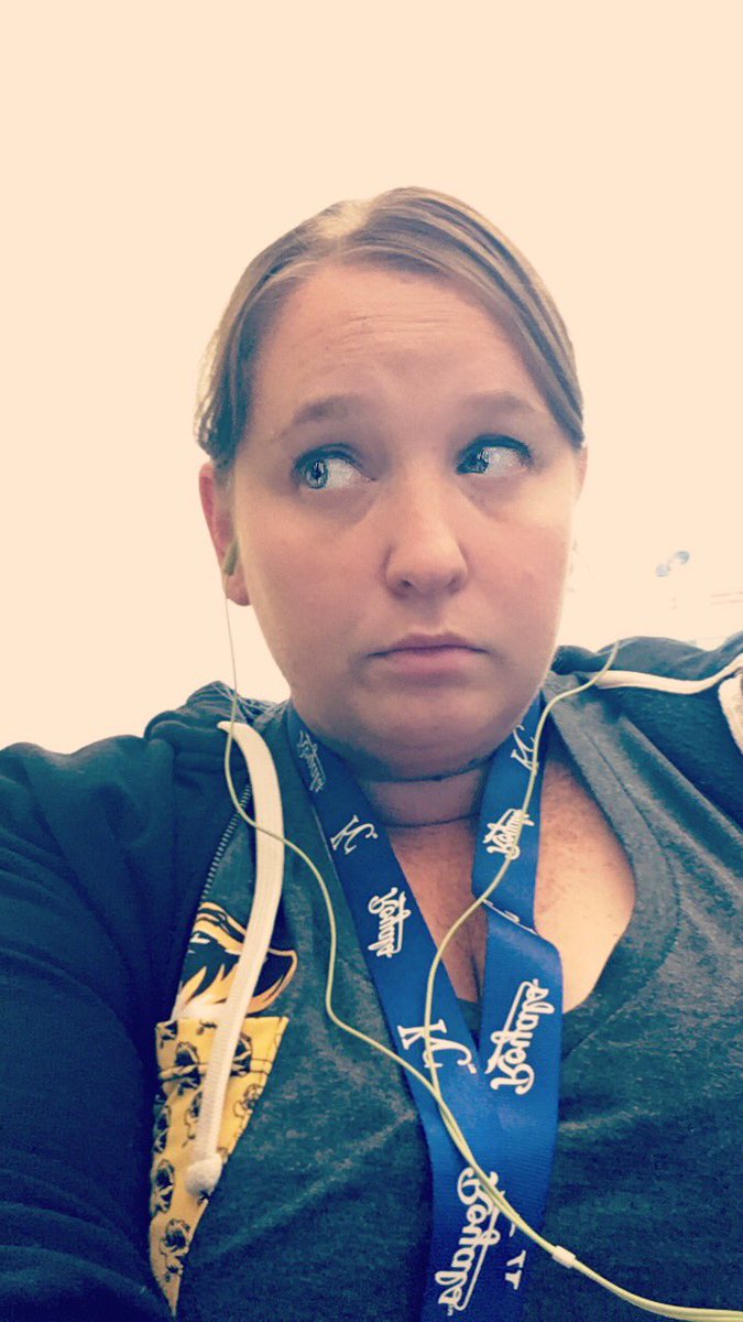 Lynderbagel13's tweet photo. How I feel most days. #isittimetoleaveyet #chainedtomydesk https://t.co/WcftmZVY8n