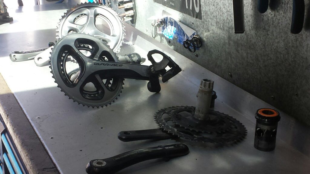 2 bikes 3 cranks... one has to go! We call this one "musical crank" #duraace #fsa #ultegra