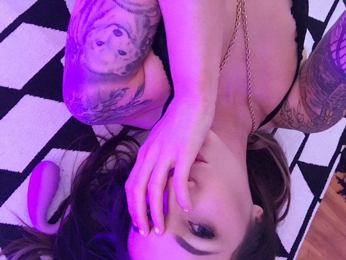 Sometimes when I log off cam from a slow period, I cry. Other times I cum. Today is the latter and it's