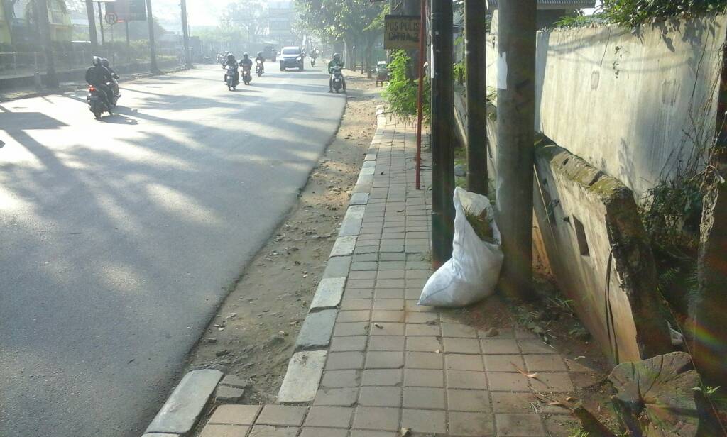 kalideresbersih's tweet photo. Jum'at Barokah,Terus Bekerja Tuk Lingkungan Bersih
Lintas Mobil OP Jl.Utan Jati Kel.Kalideres
@Dinas_LHdki @IsnawaAdji @gunawan_eff8 
#jkt https://t.co/esstZg8Hnl