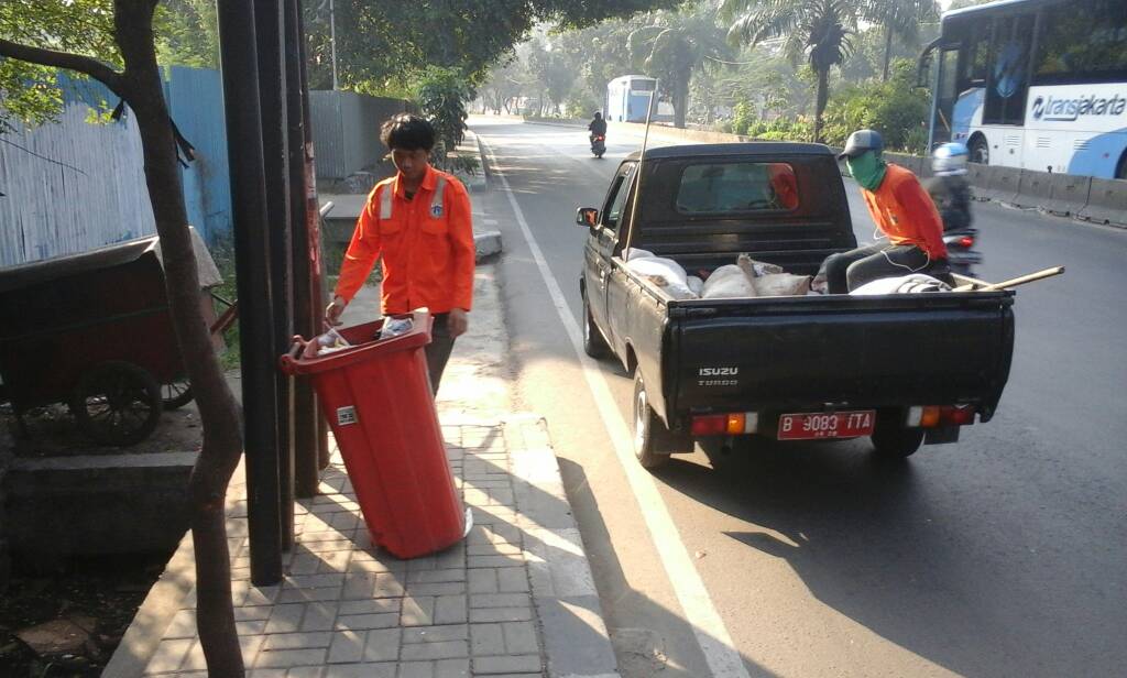 kalideresbersih's tweet photo. Jum'at Barokah,Terus Bekerja Tuk Lingkungan Bersih
Lintas Mobil OP Jl.Daan Mogot Kel.Kalideres
@Dinas_LHdki @IsnawaAdji @gunawan_eff8 
#jkt https://t.co/mSqvHovAiZ
