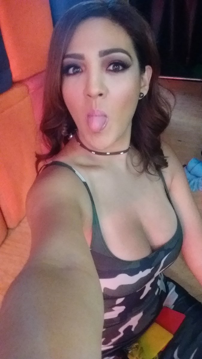 claudia_llort's tweet photo. Nosotros comenzamos 😋😋😋😋😋
#LateNight #tv #DISH #elultimopitazo https://t.co/YQ9gBimMbT