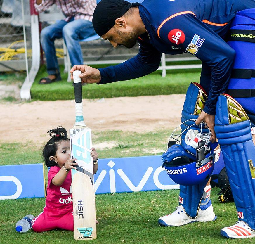 #HarbhajanSingh &amp; #GeetaBasra's BABY GIRL #HinayaHeer steals the limelight at #IPL for #mumbaiindians, #Hinaya is now a baby Superstar 🧡