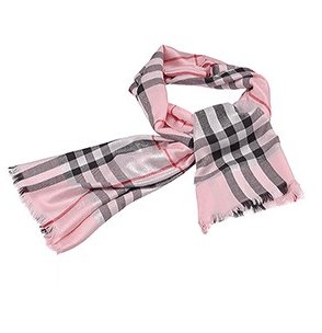 Eine einwandfreie Schatten von Rosa fügt Exzellenz zu diesem Silky warm Burberry Check Schal
aaroneu.com
#Aaroneu #BurberrySchal