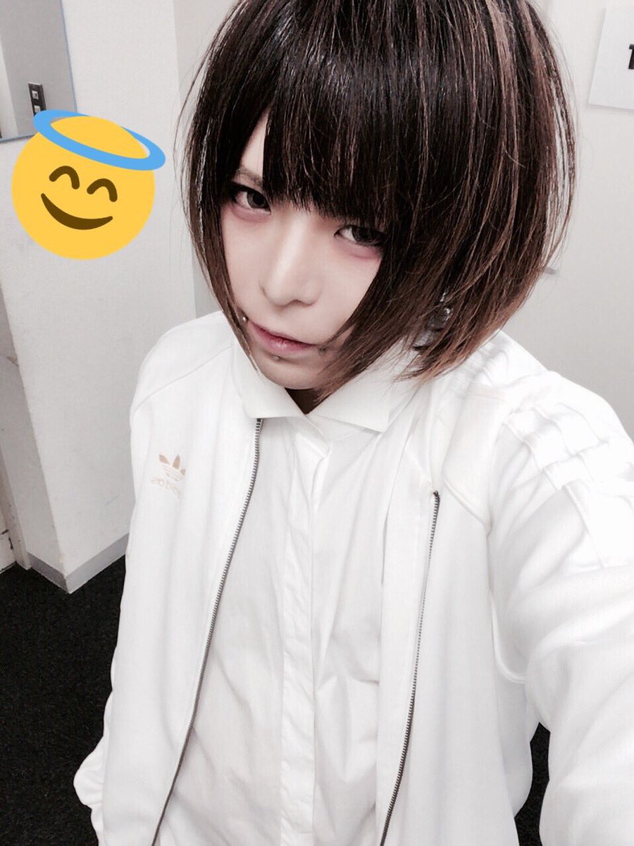 マモ R指定 ロングインタビュー 第1回 全4回 メディアからはけっこう 取り扱いづらいから別パターンをくれ と言われたり 公共の駅の広告などではアー写は使用ngでした Club Zy