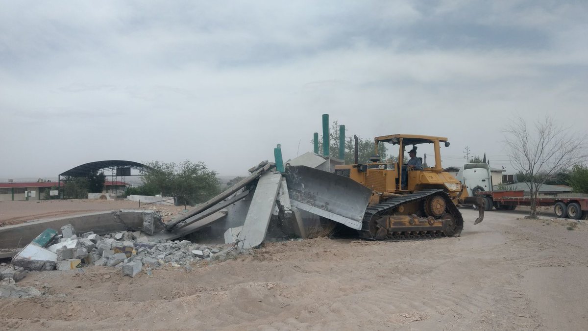 CASTJrz's tweet photo. Maquinaria de la Subsecretaría de Desarrollo Rural apoyando en el emparejamiento de terreno del @CECyT_No7 donde se instalará un invernadero https://t.co/6BdrBhMIpa