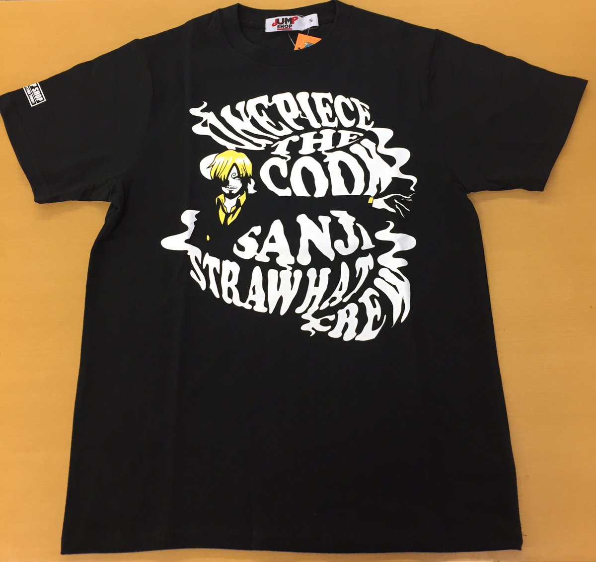 ジャンプショップ Jump Shop 公式 Pa Twitter 本日5 26 金 より発売 東京スカイツリータウン ソラマチ店限定 One Piece Tシャツ サンジ S M Lサイズ 各 2 500 税 サンジかっこよくデザインされたtシャツが登場 文字がタバコの煙をイメージしているぞ