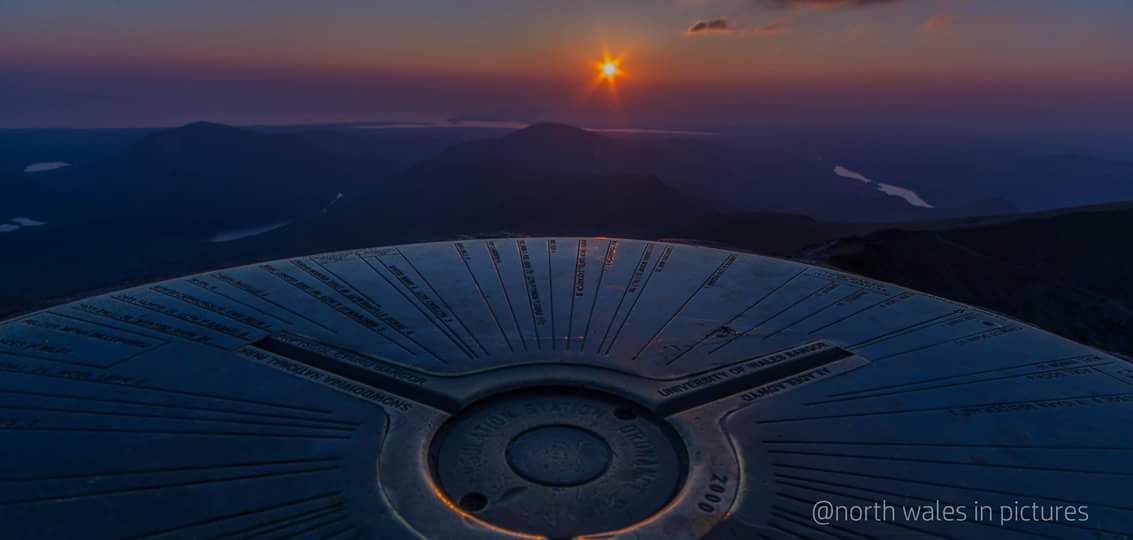 Lee gets up high late yesterday to catch a quite magical sunset as seen from the top of mount Snowdon - well done Lee! - courtesy <a href="/LeeLmps/">sfmc</a>