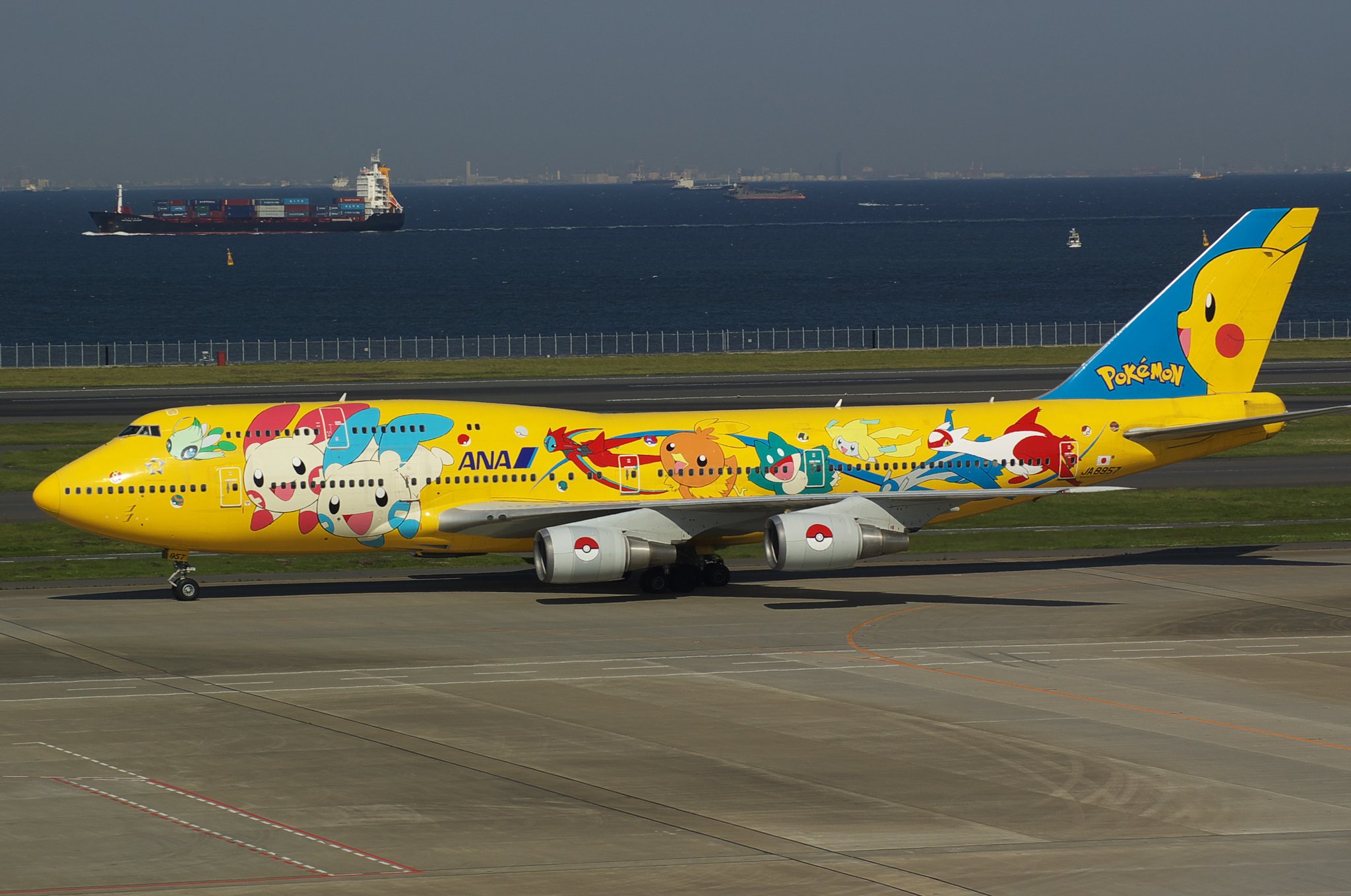 Rubby大尉 オレが予想してた艦これジェット ポケモンジェットみたいな感じかな 見てて楽しいラッピングがいいな 実際の艦これジェット えっそこだけなの 地味 T Co Zd1u2xeyns Twitter