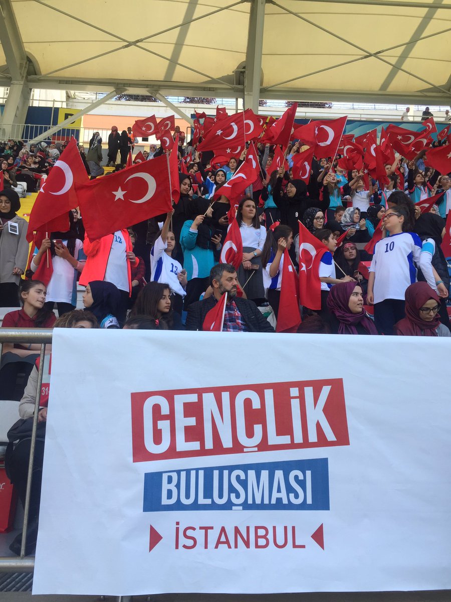 sendegeldurma's tweet photo. Gençlik bambaşka bir heyecandır!

Kasımpaşa Recep Tayyip Erdoğan Stadyumundan duyulan bu coşku Büyük Türkiye Gençliğine ait.

#sendegeldurma https://t.co/F5wCJaXltp