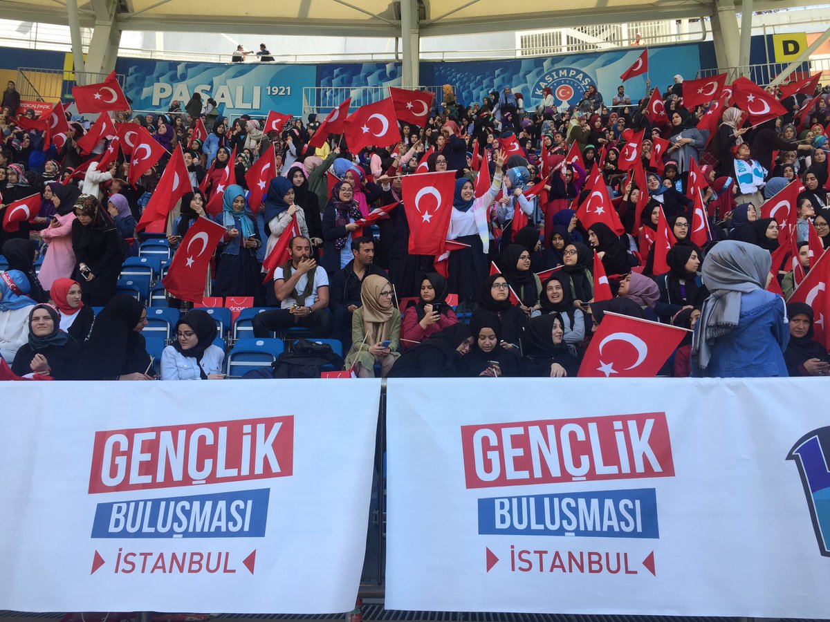 sendegeldurma's tweet photo. Gençlik bambaşka bir heyecandır!

Kasımpaşa Recep Tayyip Erdoğan Stadyumundan duyulan bu coşku Büyük Türkiye Gençliğine ait.

#sendegeldurma https://t.co/F5wCJaXltp