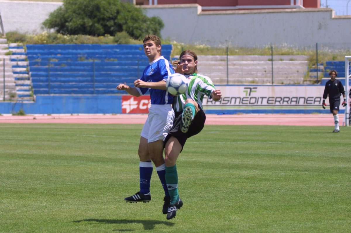 UDMelilla's tweet photo. Aquí vemos, en fotos del @MELILLA_HOY, a un @nacho9aznar imberbe jugando sus primeros partidos en el Álvarez Claro. #SentimientoAzulino💙👶 https://t.co/HKm5p66D7n