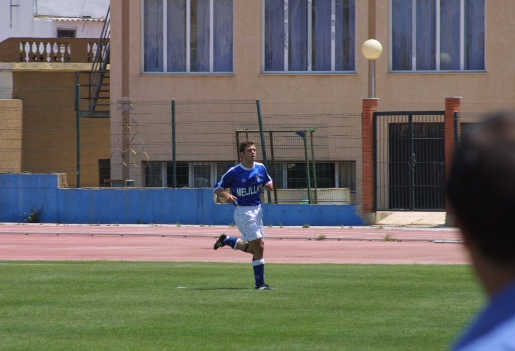 UDMelilla's tweet photo. Aquí vemos, en fotos del @MELILLA_HOY, a un @nacho9aznar imberbe jugando sus primeros partidos en el Álvarez Claro. #SentimientoAzulino💙👶 https://t.co/HKm5p66D7n