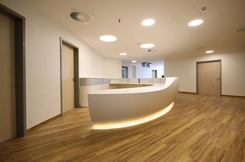 OKINLAB's tweet photo. Unser neuestes Projekt: Die Empfangstheke der Augenklinik Sulzbach #okinlab #formbar #Empfangstheke #Himacs #Mineralwerkstoff #corian #theke https://t.co/H7I9LnuSgM