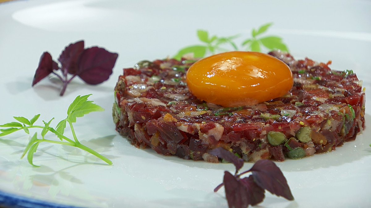 CocinaRTVE's tweet photo. Para celebrar el programa 400, ¿qué mejor que un platazo como éste: tartar de jamón ibérico?
RT si os lo zamparíais ya mismo😋
#TorresCocina https://t.co/I4YYmFshl0