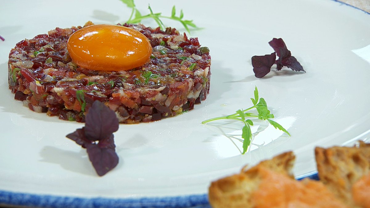 CocinaRTVE's tweet photo. Para celebrar el programa 400, ¿qué mejor que un platazo como éste: tartar de jamón ibérico?
RT si os lo zamparíais ya mismo😋
#TorresCocina https://t.co/I4YYmFshl0
