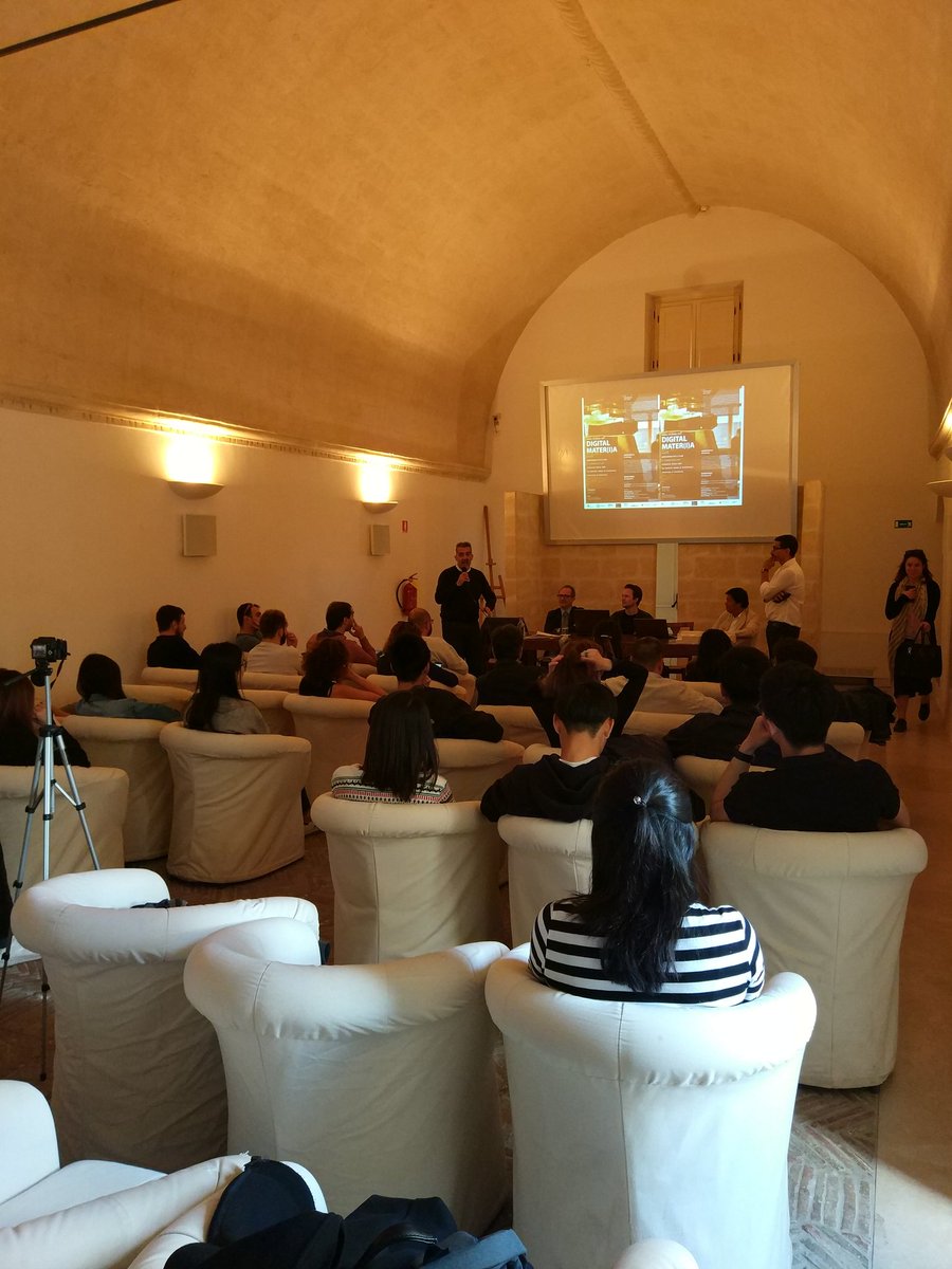 Licsi_Unibas's tweet photo. @PaoloVerri e @Matera2019 con studenti #mbaunibas per il progetto #digitalmateria di #paolocascone e #codesignlab https://t.co/3QSz3Z5zWD