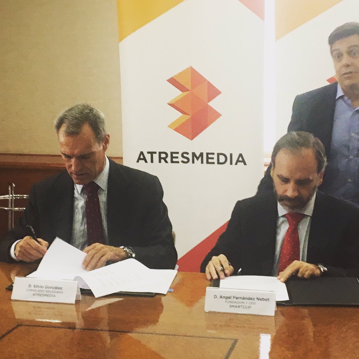 Firma del acuerdo de venta de Smartclip a Atresmedia <a href="/OsborneClarkeES/">Osborne Clarke Spain</a> #m&amp;a #lawyers #corporatelaw panoramaaudiovisual.com/2017/05/26/atr…
