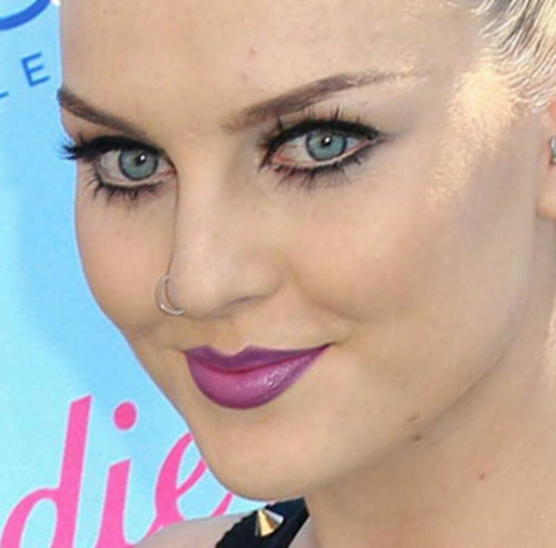 JadeysPrincessx's tweet photo. I really miss @littlemix Perrie's pink hair and purple lipstick 💜 x https://t.co/US5G2bfxPq