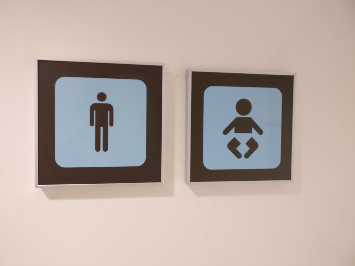 À l'aéroport de Madrid, les hommes aussi peuvent changer leur petits :) +1