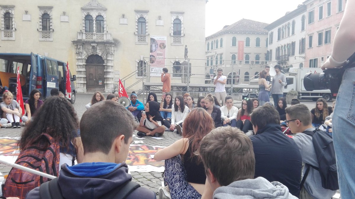 "Siamo in Piazza perché sentiamo un minimo di umanità per la #Syria" 
<a href="/CorriereAlpi/">Corriere delle Alpi</a> <a href="/corriereveneto/">Corriere del Veneto</a> <a href="/Gazzettino/">Gazzettino</a>