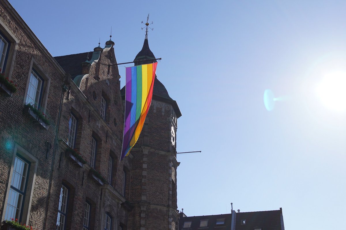 Wir wünschen allen Besucherinnen und Besuchern eine schöne Zeit beim #CSD in #Duesseldorf. https://t.co/GHl7pdANDa