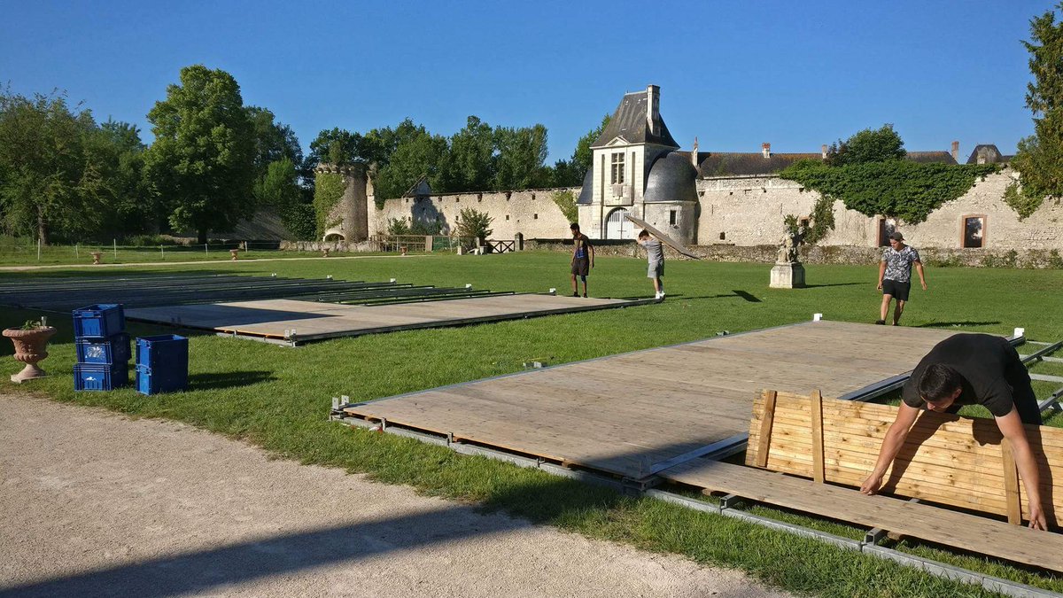 GeekFaeries's tweet photo. Ça progresse, dès que c'est fini, les rotations commencent pour apporter le matériel des #GF2017 sur place #backstageGF https://t.co/O6YoLRtgMD