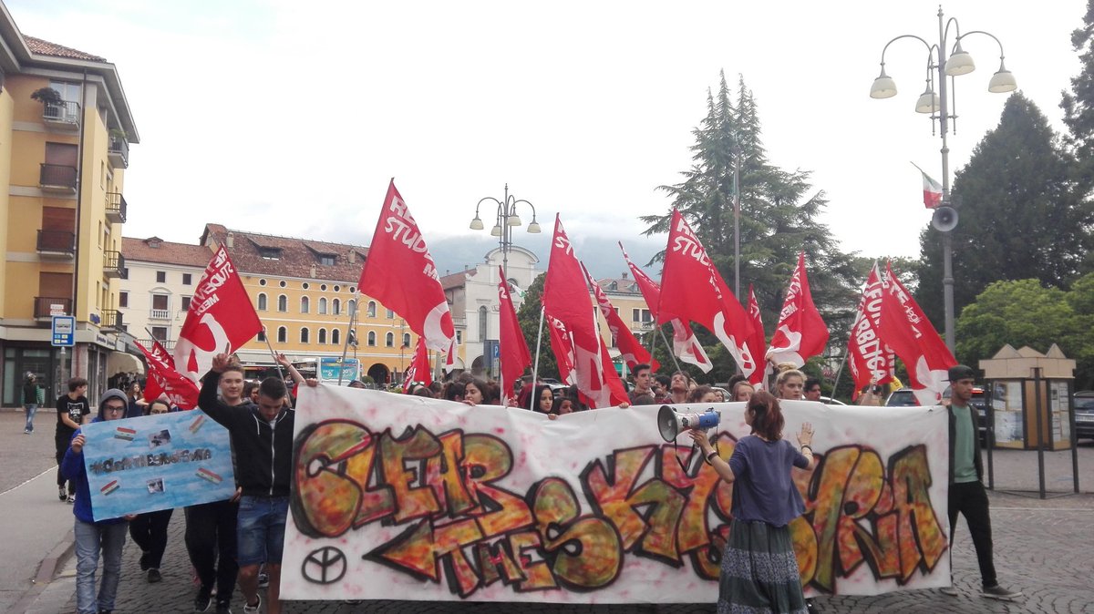 #ClearTheSkyOfSyria manifestazione studentesca in solidarietà al popolo siriano
<a href="/Agenzia_Ansa/">Agenzia ANSA</a> <a href="/LaRepubblica_it/">La Repubblica It</a> <a href="/SyrianHRC/">Syrian Human Rights</a>