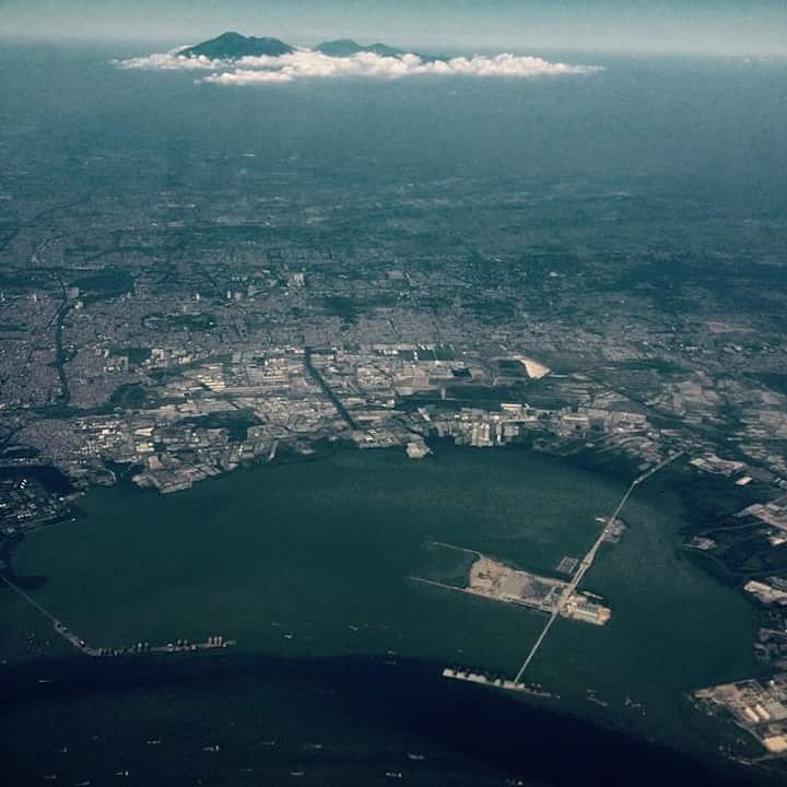 ceritasby's tweet photo. Tanjung Perak, Teluk Lamong, Surabaya, sebagian Gresik, 2 gunung: Arjuno dan Welirang di kejauhan.Indahnya Indonesia https://t.co/z3yaQAdrT4